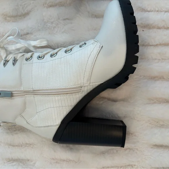 BCBGeneration's 'Paxin' ankle booties bright white Size 9/40 - Picture 5 of 7